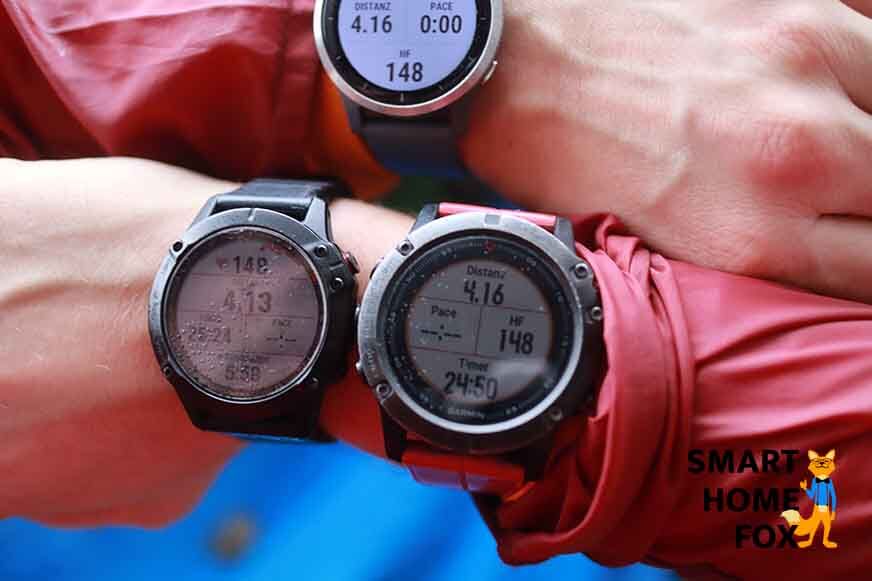 Man sieht, wie auf der Garmin Fenix 5 Plus und der 6 Pro die Widgets angezeigt werden.